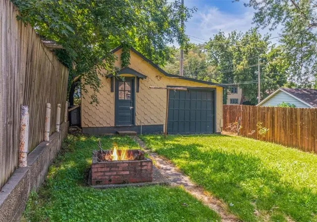 2nd image of 721 Olive St, Leavenworth, KS 66048 | MLS# 2628496