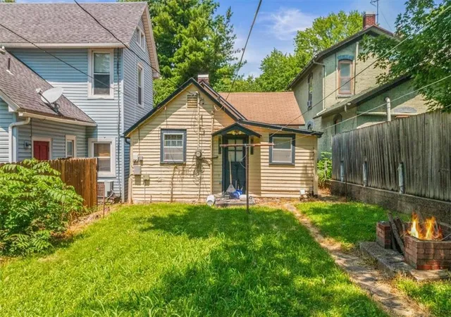 3rd image of 721 Olive St, Leavenworth, KS 66048 | MLS# 2628496