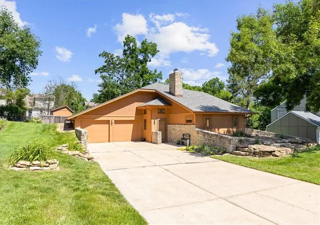 3rd image of 5717 Hauser Dr, Shawnee, KS 66216 | MLS# 2628504