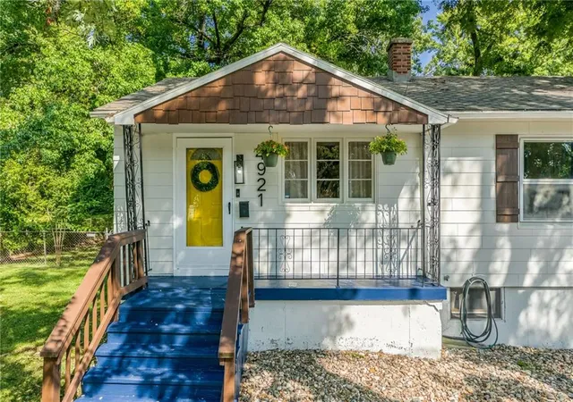 1st image of 4921 N Garfield Ave, Kansas City, MO 64118 | MLS# 2628509