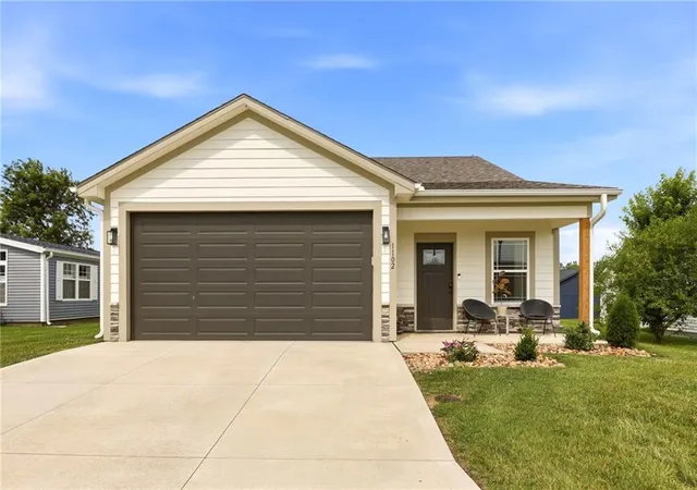 1st image of 1102 White Oaks Ln, Oak Grove, MO 64075 | MLS# 2628577