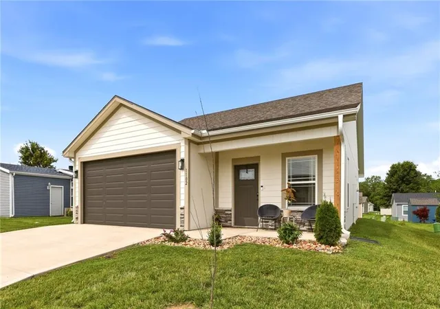2nd image of 1102 White Oaks Ln, Oak Grove, MO 64075 | MLS# 2628577