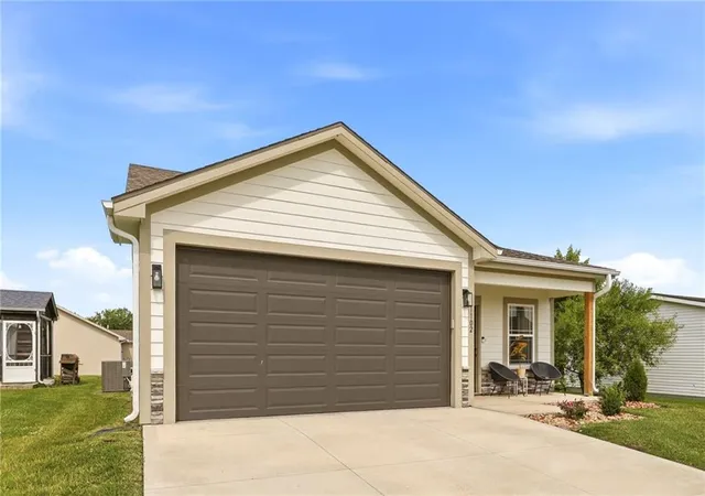 3rd image of 1102 White Oaks Ln, Oak Grove, MO 64075 | MLS# 2628577