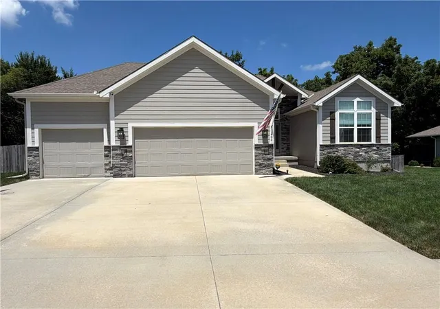 1st image of 1406 Nw Burr Oak Ln, Grain Valley, MO 64029 | MLS# 2628581