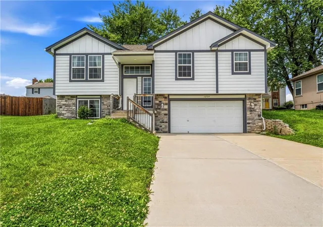 Homes for sale in Grandview, MO | 12704 Applewood Dr, Grandview, MO 64030 | MLS# 2628589