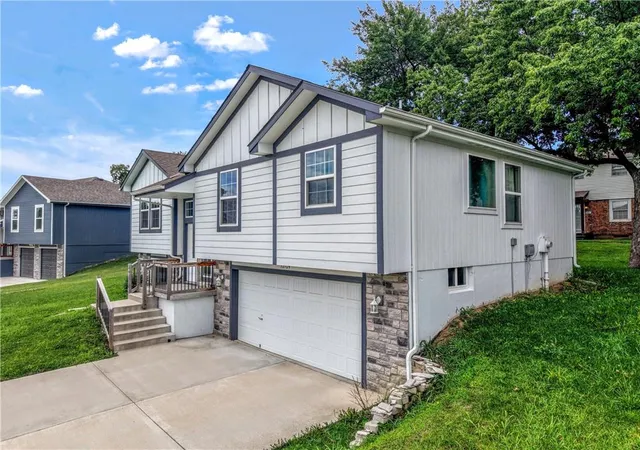 Homes for sale in Grandview, MO | 12704 Applewood Dr, Grandview, MO 64030 | MLS# 2628589