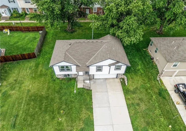Homes for sale in Grandview, MO | 12704 Applewood Dr, Grandview, MO 64030 | MLS# 2628589