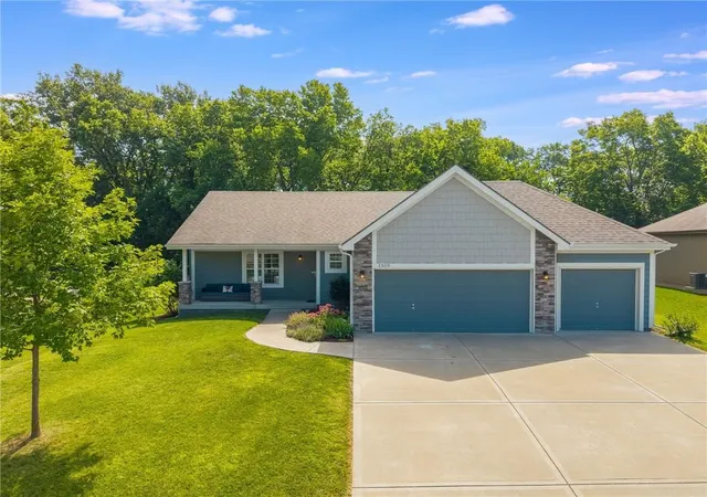 Homes for sale in Kearney, MO | 1309 Regency Dr, Kearney, MO 64060 | MLS# 2628600