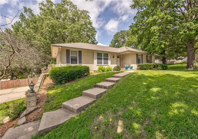 Homes for sale in Leavenworth, KS | 2504 S 14Th St, Leavenworth, KS 66048 | MLS# 2628602