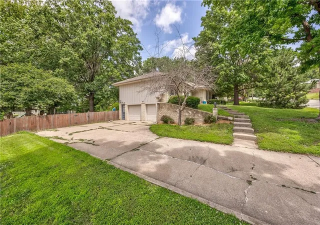 Homes for sale in Leavenworth, KS | 2504 S 14Th St, Leavenworth, KS 66048 | MLS# 2628602