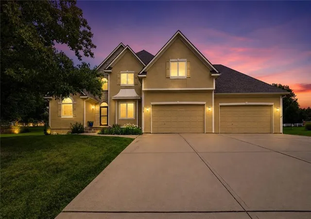 2nd image of 1019 Sw Coachlight Ct, Lee's Summit, MO 64081 | MLS# 2628606
