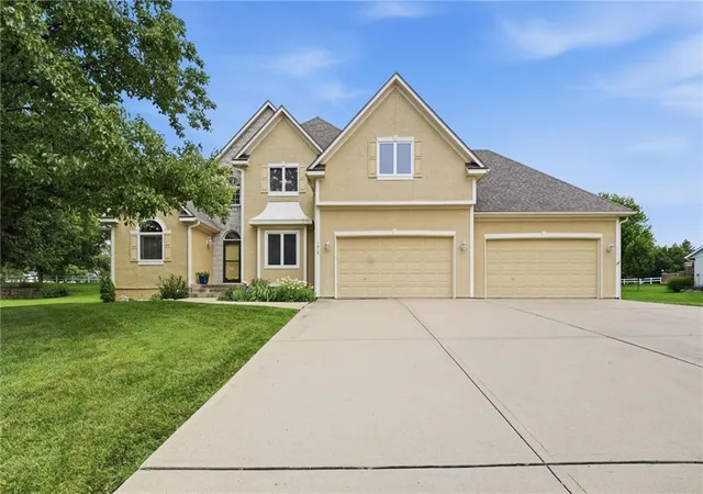 1st image of 1019 Sw Coachlight Ct, Lee's Summit, MO 64081 | MLS# 2628606