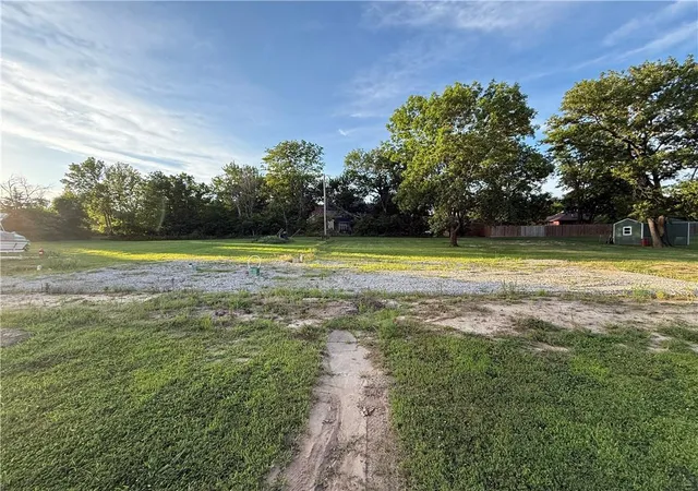 2nd image of 1514 Catalina St, Coffeyville, KS 67337 | MLS# 2628617