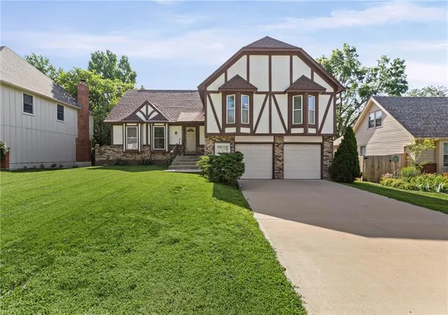 Homes for sale in Lenexa, KS | 10245 Haskins St, Lenexa, KS 66215 | MLS# 2628641