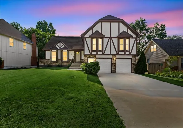 Homes for sale in Lenexa, KS | 10245 Haskins St, Lenexa, KS 66215 | MLS# 2628641