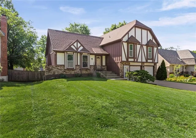 Homes for sale in Lenexa, KS | 10245 Haskins St, Lenexa, KS 66215 | MLS# 2628641