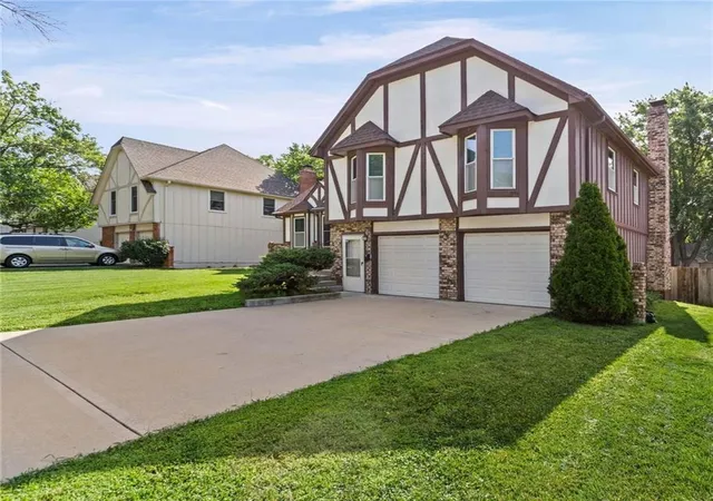 Homes for sale in Lenexa, KS | 10245 Haskins St, Lenexa, KS 66215 | MLS# 2628641