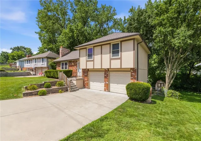 Homes for sale in Kansas City, MO | 8008 N Garfield Ave, Kansas City, MO 64118 | MLS# 2628642