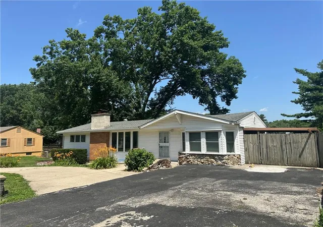 Photo 2 of Sale Pending at 10520 E 28th Terrace S, Independence, MO 64052 | MLS# 2628673 | Listing updated on 2026-10-13