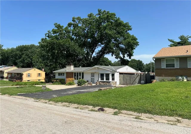 Photo 3 of Sale Pending at 10520 E 28th Terrace S, Independence, MO 64052 | MLS# 2628673 | Listing updated on 2026-10-13