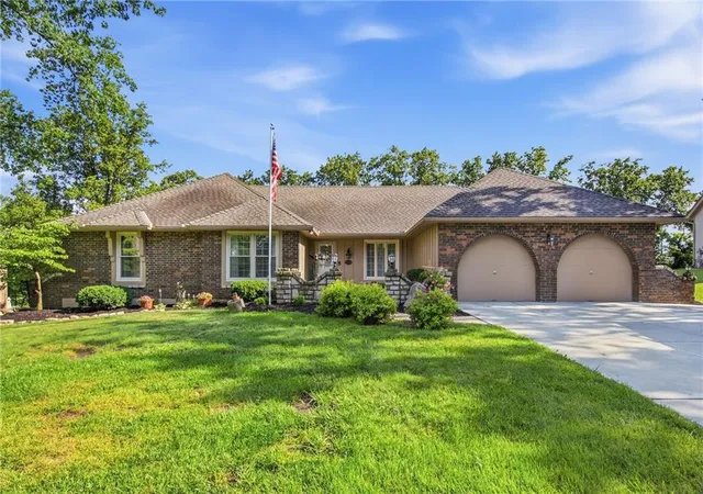 Homes for sale in Kansas City, KS | 12338 Pinehurst Dr, Kansas City, KS 66109 | MLS# 2628678