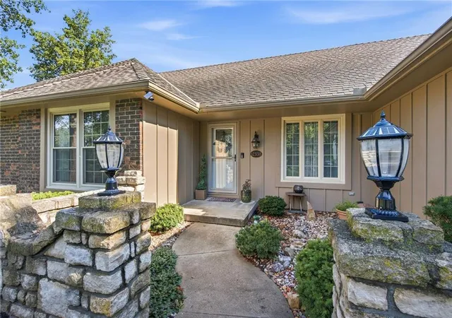 Homes for sale in Kansas City, KS | 12338 Pinehurst Dr, Kansas City, KS 66109 | MLS# 2628678