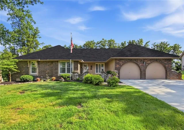Homes for sale in Kansas City, KS | 12338 Pinehurst Dr, Kansas City, KS 66109 | MLS# 2628678