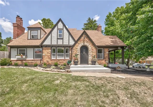 Homes for sale in Kansas City, MO | 224 E Meyer Blvd, Kansas City, MO 64113 | MLS# 2628680