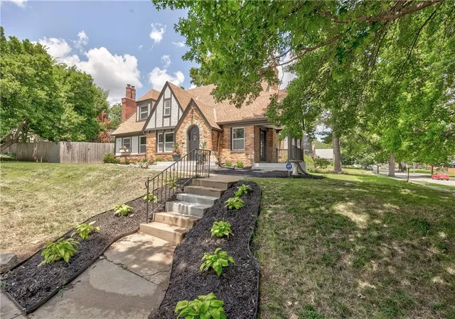 Homes for sale in Kansas City, MO | 224 E Meyer Blvd, Kansas City, MO 64113 | MLS# 2628680
