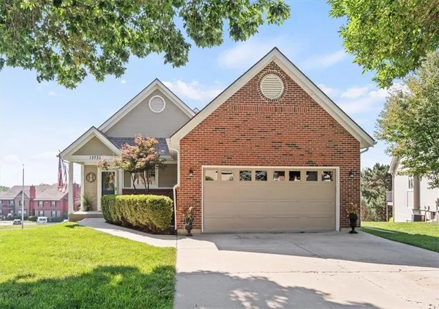 Homes for sale in Leawood, KS | 13735 Pembroke Cir, Leawood, KS 66224 | MLS# 2628691