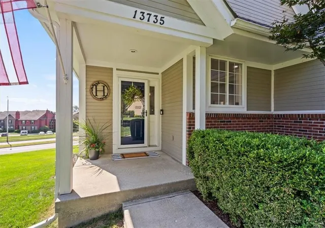 Homes for sale in Leawood, KS | 13735 Pembroke Cir, Leawood, KS 66224 | MLS# 2628691