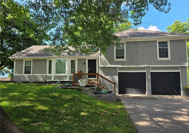 1st image of 3710 Beechwood Dr, Lee's Summit, MO 64064 | MLS# 2628713