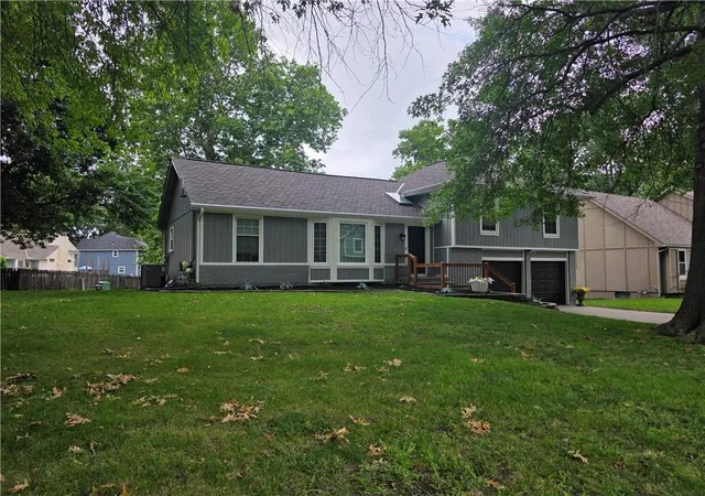 2nd image of 3710 Beechwood Dr, Lee's Summit, MO 64064 | MLS# 2628713