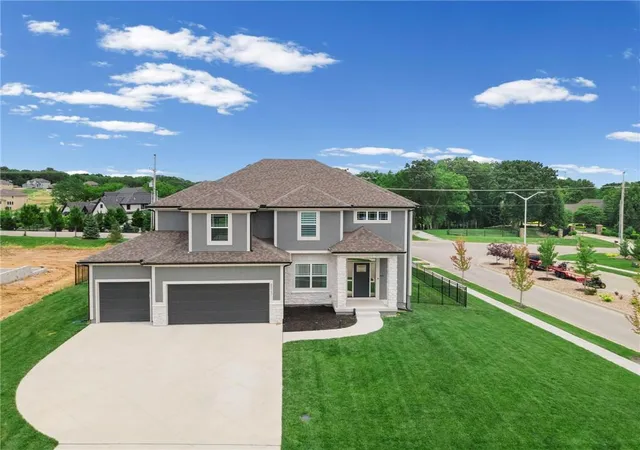 Photo 3 of Sale Pending at 8923 N Poplar Ave, Kansas City, MO 64156 | MLS# 2628718 | Listing updated on 2026-08-18