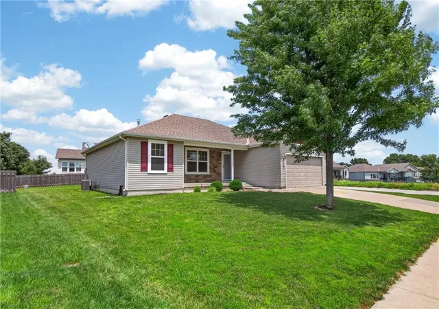 2nd image of 1200 Sw Cornwall Rd, Lee's Summit, MO 64083 | MLS# 2628719