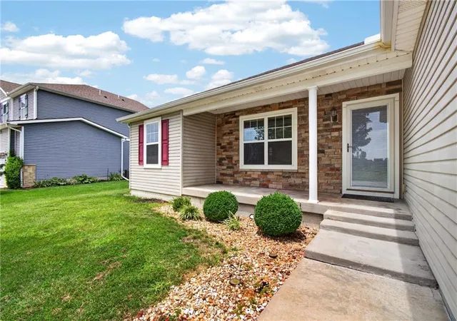 3rd image of 1200 Sw Cornwall Rd, Lee's Summit, MO 64083 | MLS# 2628719