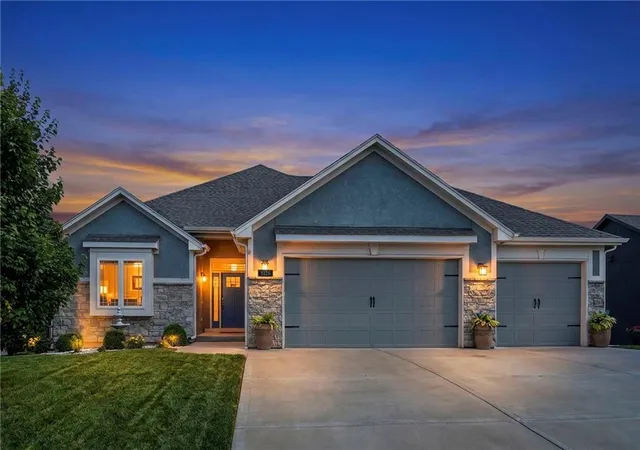 1st image of 8126 Nw 90th Ter, Kansas City, MO 64153 | MLS# 2628724