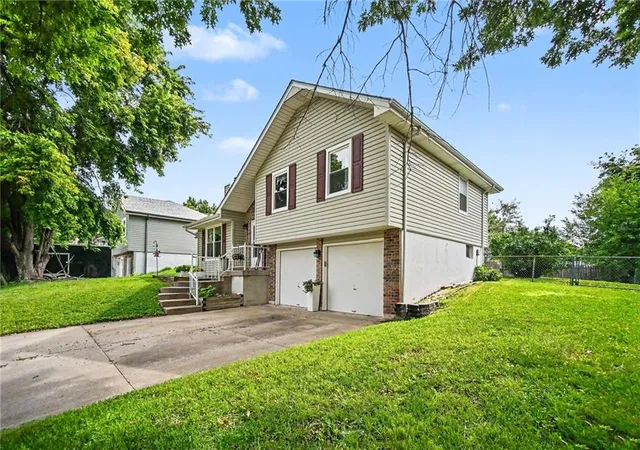 28th image of 201 Cross Creek Dr, Grain Valley, MO 64029 | MLS# 2628741