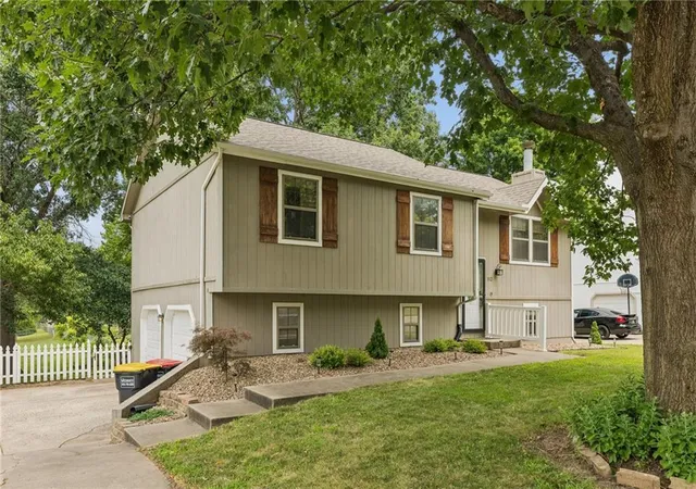 Photo 2 of Sale Pending at 112 E Frank St, Kearney, MO 64060 | MLS# 2628760 | Listing updated on 2026-08-12
