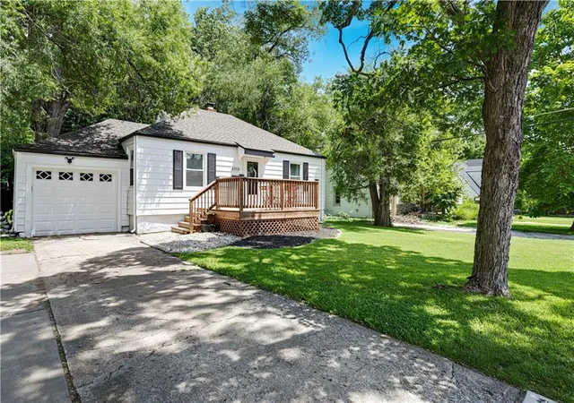 Homes for sale in Mission, KS | 5712 W 55th St, Mission, KS 66202 | MLS# 2628762