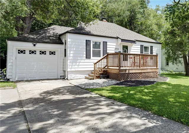 Homes for sale in Mission, KS | 5712 W 55th St, Mission, KS 66202 | MLS# 2628762