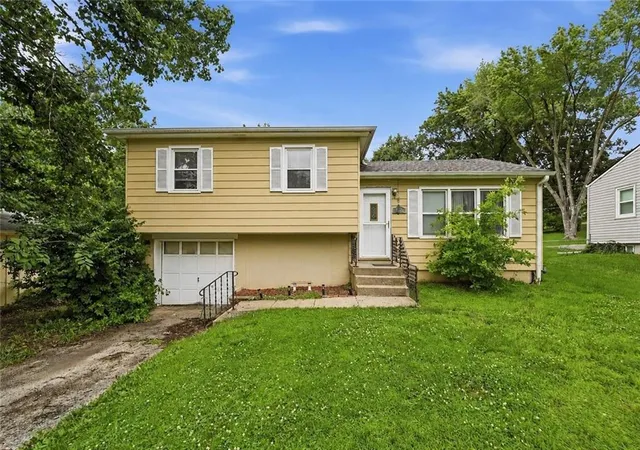 Homes for sale in Kansas City, MO | 4400 Ne Sunnybrook Ln, Kansas City, MO 64117 | MLS# 2628788