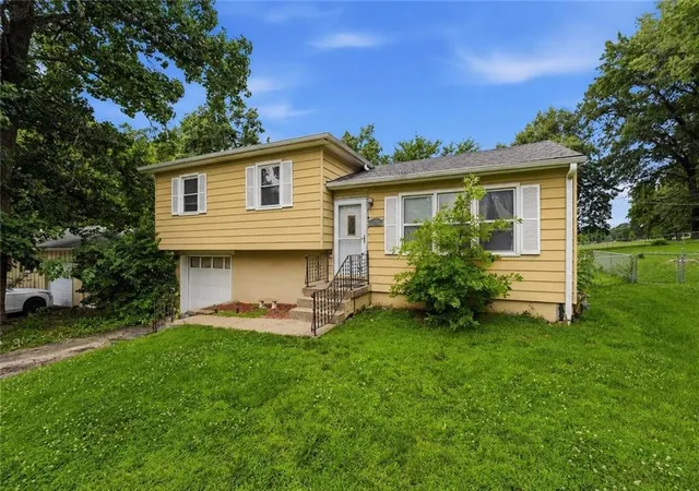 Homes for sale in Kansas City, MO | 4400 Ne Sunnybrook Ln, Kansas City, MO 64117 | MLS# 2628788