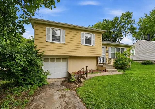 Homes for sale in Kansas City, MO | 4400 Ne Sunnybrook Ln, Kansas City, MO 64117 | MLS# 2628788
