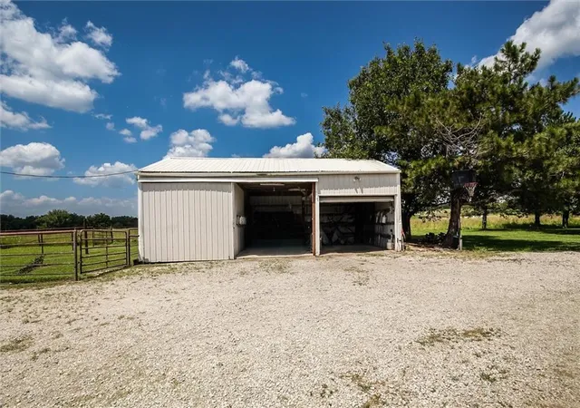 Homes for sale in Paola, KS | 29710 Oak Grove Rd, Paola, KS 66071 | MLS# 2628792