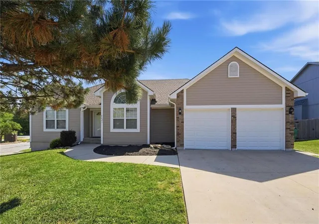 Homes for sale in Lees Summit, MO | 4421 Sw Hillside Dr, Lees Summit, MO 64082 | MLS# 2628809