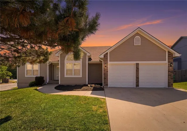 Homes for sale in Lees Summit, MO | 4421 Sw Hillside Dr, Lees Summit, MO 64082 | MLS# 2628809