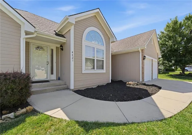 Homes for sale in Lees Summit, MO | 4421 Sw Hillside Dr, Lees Summit, MO 64082 | MLS# 2628809