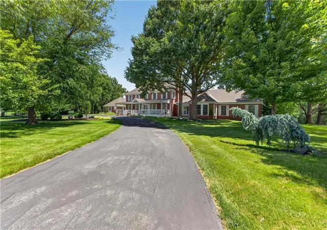 3rd image of 1815 Pine Ridge Rd, Leavenworth, KS 66048 | MLS# 2628811