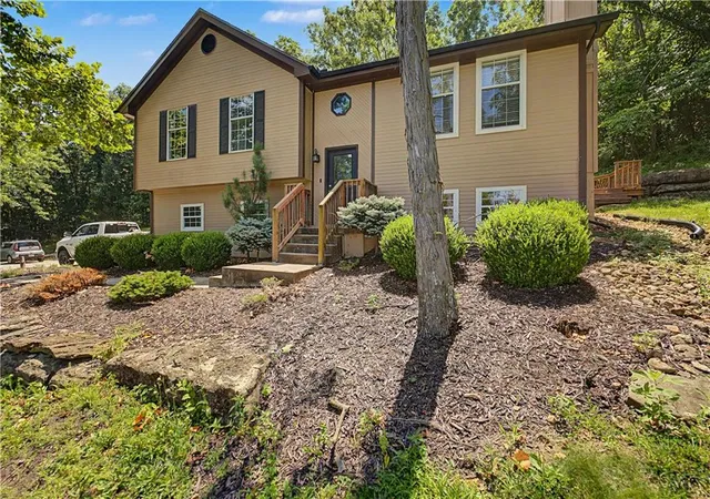 Photo 1 of Sale Pending at 401 S Minter Rd, Grain Valley, MO 64029 | MLS# 2628812 | Listing updated on 2026-09-16